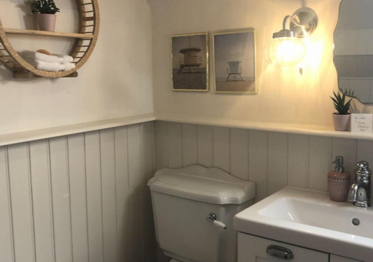 The Pink Cottage Upstairs Suite & Garden Summer Room Whitehead Kültér fotó