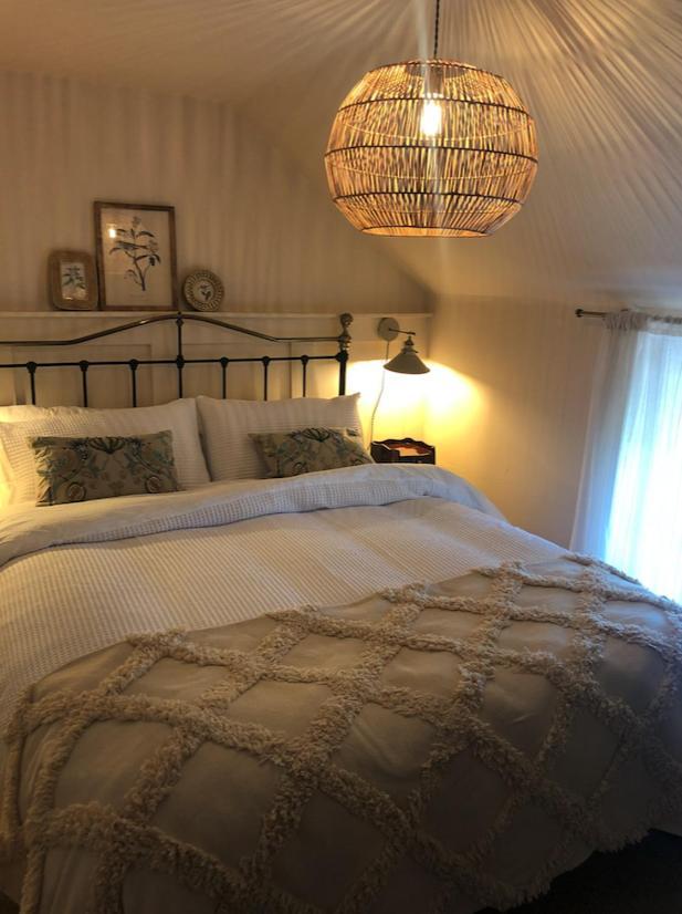 The Pink Cottage Upstairs Suite & Garden Summer Room Whitehead Kültér fotó