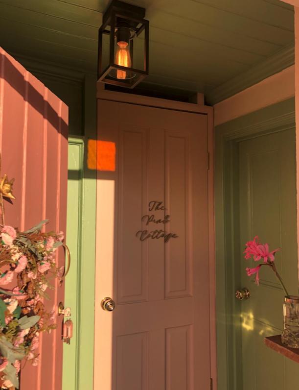 The Pink Cottage Upstairs Suite & Garden Summer Room Whitehead Kültér fotó