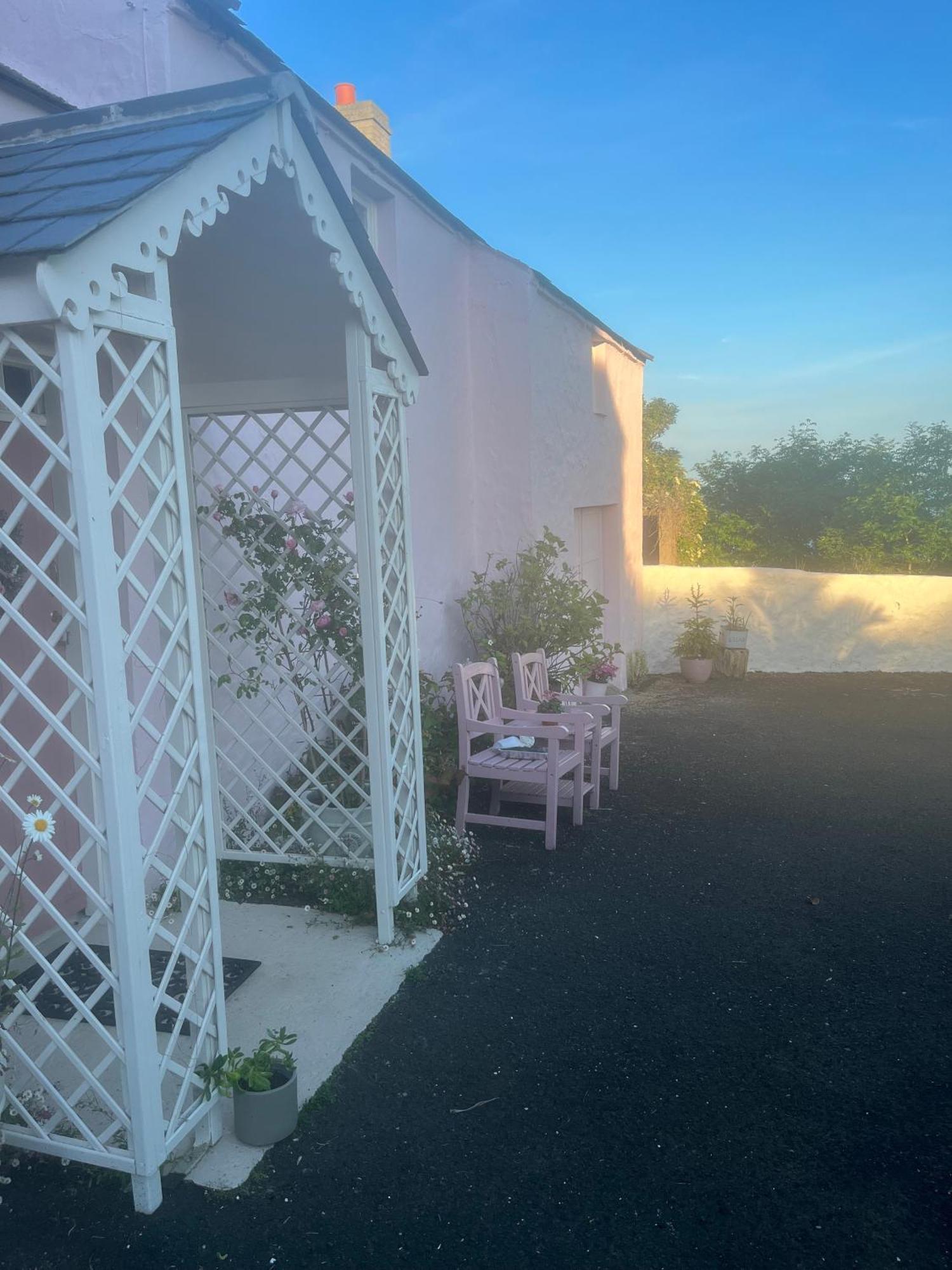 The Pink Cottage Upstairs Suite & Garden Summer Room Whitehead Kültér fotó